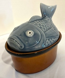 lot 121 image: Two Sigma Taste Setter Fish and Bunny Covered Dishes
