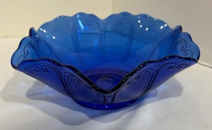 lot 125 image: Cobalt Blue Platter and Bowl Set