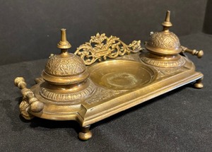 lot 198 image: Beautiful Vintage Double Brass Inkwell