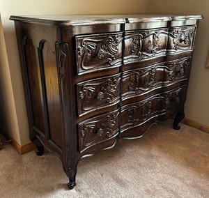 lot 4 image: Fancy French Provincial Style 3 Drawer Dresser