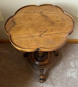 lot 359 image: Petite Vintage Scalloped Edge Wooden Accent Table
