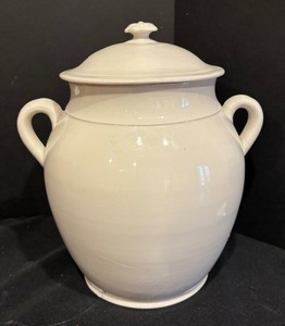 lot 366 image: Vintage Lidded Pot, Martha Stuart Juicer and Wooden Bowl