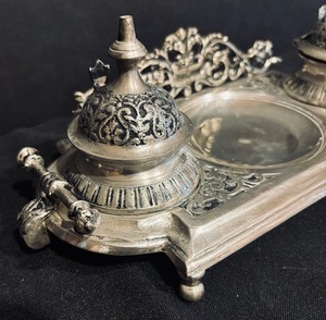 lot 372 image: Vintage Footed Double Ink Well Desk Set