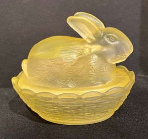 lot 375 image: Vintage Yellow Glass Rabbit on Nest Bunny Basket Candy Trinket Dish
