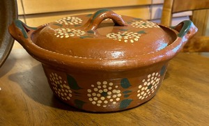 lot 378 image: Pretty Pottery Bowls and Covered Dish