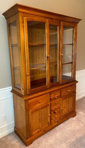 lot 10 image: Beautiful Bassett Hutch Display Cabinet