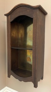 lot 383 image: Decorative Vintage Curio Wall Shelf with Brass Back
