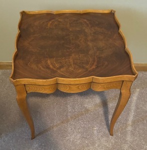 lot 395 image: Beautiful Vintage Accent Table