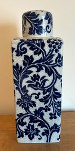 lot 409 image: Decorative Blue and White Square Lidded Jar