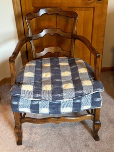 lot 411 image: Charming Vintage Arm Chair
