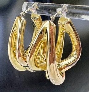 lot 8 image: Pair of Gorgeous 14k Gold Earrings