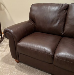 lot 6 image: Beautiful Brown Leather Sofa  Couch by Italsofa