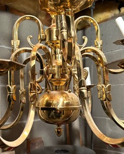 lot 283 image: Elegant Chandelier
