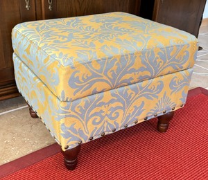 lot 416 image: Pretty Vintage Storage Ottoman