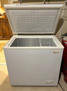 lot 423 image: Magic Chef Freezer Chest