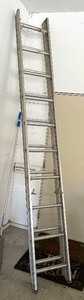 lot 426 image: 122 Extension Ladder