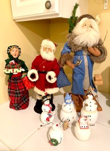 lot 249 image: One Stop Christmas Shop Everything to Decorate the Entire Home