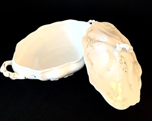 lot 227 image: Vintage Royal Semi-Porcelain Johnson Bros England Covered Casserole or Vegetable Dish