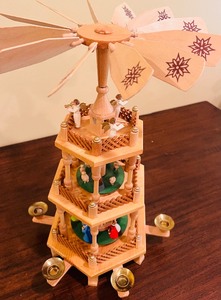 lot 338 image: Vintage Christmas Pyramid  Pyramiden - Anletung