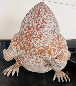 lot 339 image: Outdoor Cement Frog Decor
