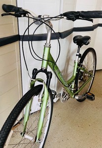 lot 343 image: Womans Bicycle Spinner Odesa Acs in Celery Green