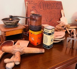 lot 332 image: Vintage Decor including a Coffee Grinder, Vintage Quaker Oats Wooden Sign and More