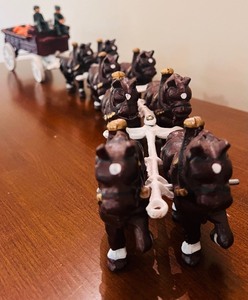 lot 302 image: Vintage Eight Cast Iron Clydesdale Horses Pulling Wagon with Barrels & Two Drivers