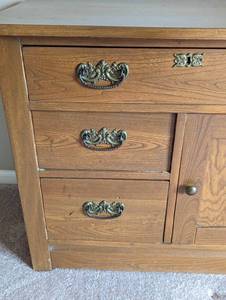 lot 18 image: Small Vintage Oak Commode