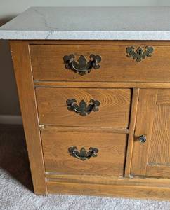 lot 3 image: Vintage Marble Topped Oak Commode