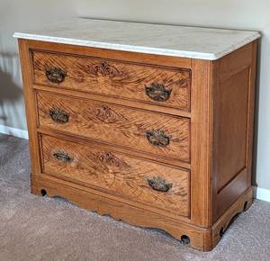 lot 2 image: Vintage Marble Topped Oak Dresser