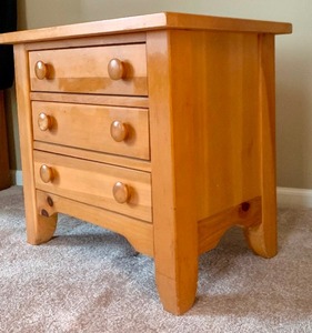 lot 90 image: Shaker Style Three Drawer Nightstand
