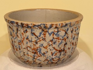 lot 330B image: Vintage Sponge Ware Bowl and Large Mixing Bowl