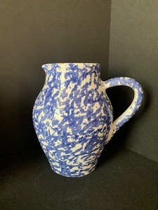 lot 107 image: Pretty Collection of Pottery Pitchers and Bowl