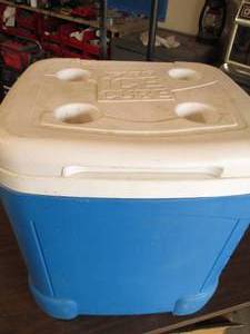 Igloo Ice Cube Cooler on wheels wit...