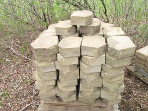 Pallet of retaing wall block, must ...