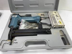 lot 319 image: Reliant D241 Brad Nailer