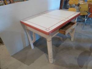 lot 14 image: Vintage Table RedWhite
