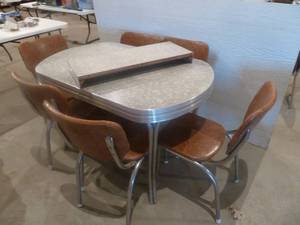 lot 16 image: Vintage Dinette