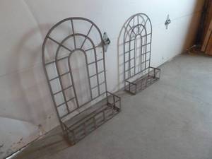 lot 17 image: Metal Flower Hangers