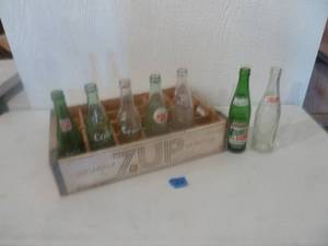 lot 30 image: Vintage 7Up Crate & Bottles