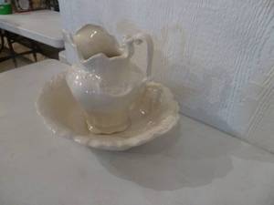 lot 48 image: Atnells Porcelain Wash Basin