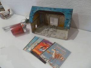 lot 59 image: Vintage Toy Tin Barn