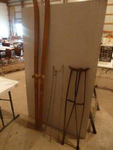 lot 79 image: Vintage Skis, Chicken Catchers, Crouches