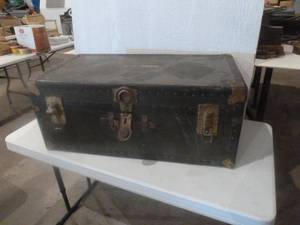 lot 90 image: Antique US Infantry Cedar Chest