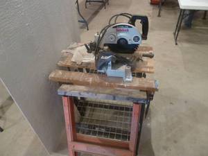 lot 119 image: Delta Side Kick Saw