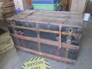lot 21 image: (FS) Large Vintage Chest 41 x 22 x 25 H