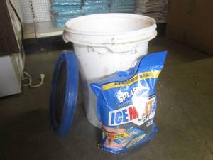 lot 22 image: (EC1) Large Bucket and 10 Pound Bag of Ice Melt