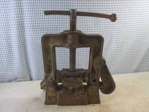 lot 36 image: (G-1) Vintage NYE No. 73 Pipe Vise 12 to 4 12 Capacity