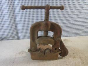 lot 37 image: (G-1) Vintage Ridgid No. 21 Pipe Vise 18 to 2 Capacity