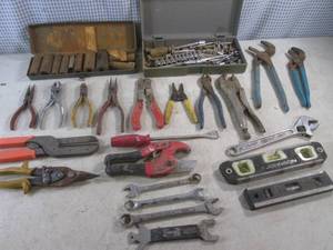 lot 64 image: (CS) Assorted Sockets and Hand Tools